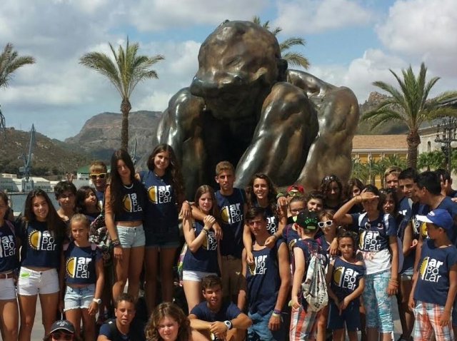 Posando ante la estatua